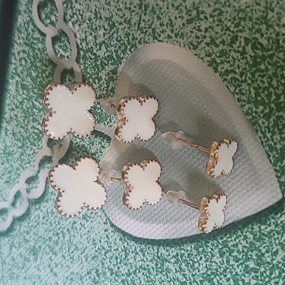 Ella Cream and Goldtone Clover Earrings Set